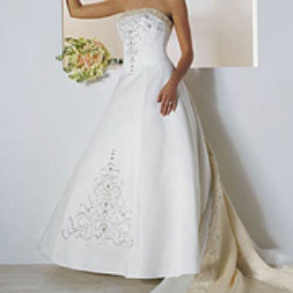 Last chance! NWT Alfred Angelo wedding gown
